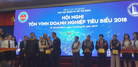 Hàng hiệu 5.000 USD cũng bị cắt để kiểm tra formaldehyde - Ảnh 1. Hàng hiệu 5.000 USD cũng bị cắt để kiểm tra formaldehyde - Ảnh 1.