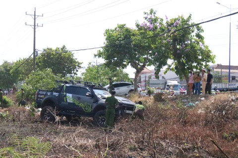 2 ôtô tông nhau rồi lao lên lề tông chết người bán dưa hấu - Ảnh 1. 2 ôtô tông nhau rồi lao lên lề tông chết người bán dưa hấu - Ảnh 1.