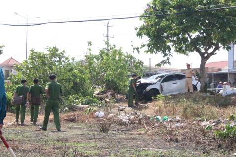 2 ôtô tông nhau rồi lao lên lề tông chết người bán dưa hấu - Ảnh 2. 2 ôtô tông nhau rồi lao lên lề tông chết người bán dưa hấu - Ảnh 2.