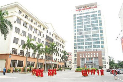 Vụ sinh viên đóng phí chống trượt: Cảnh cáo trưởng khoa - Ảnh 1. Vụ sinh viên đóng phí chống trượt: Cảnh cáo trưởng khoa - Ảnh 1.