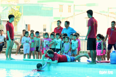 Học cứu người đuối nước với nhánh lá dừa - Ảnh 1. Học cứu người đuối nước với nhánh lá dừa - Ảnh 1.