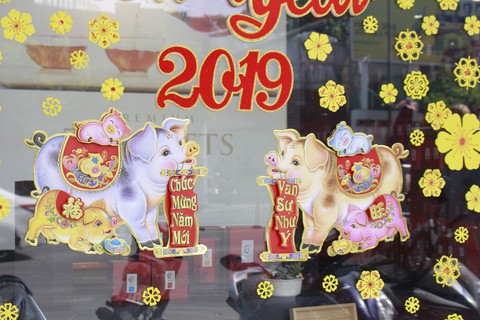 Hoa mai, hoa đào lên kính cửa hàng, công ty đón Tết - Ảnh 7. Hoa mai, hoa đào lên kính cửa hàng, công ty đón Tết - Ảnh 7.