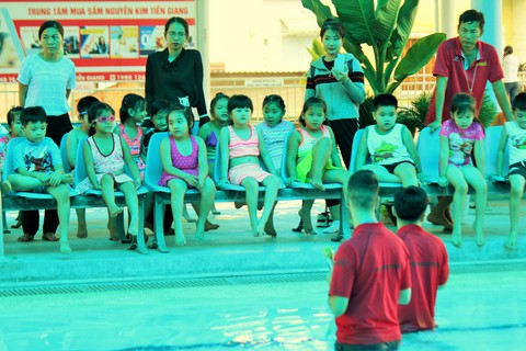 Học cứu người đuối nước với nhánh lá dừa - Ảnh 5. Học cứu người đuối nước với nhánh lá dừa - Ảnh 5.