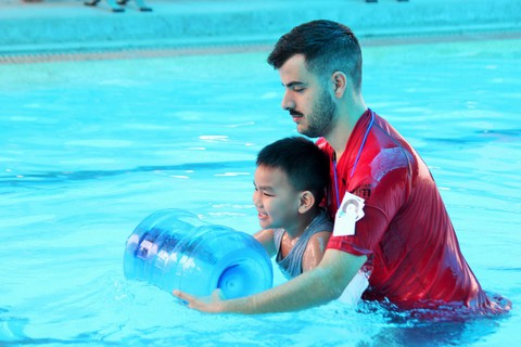 Học cứu người đuối nước với nhánh lá dừa - Ảnh 3. Học cứu người đuối nước với nhánh lá dừa - Ảnh 3.