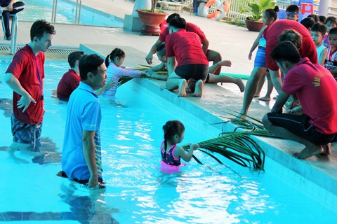Học cứu người đuối nước với nhánh lá dừa - Ảnh 2. Học cứu người đuối nước với nhánh lá dừa - Ảnh 2.