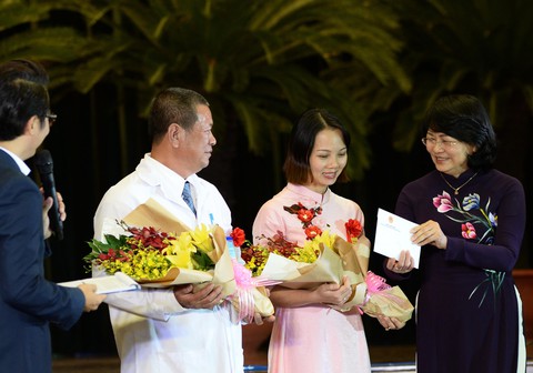 TP.HCM vinh danh những việc làm nhỏ mà nghĩa tình, nhân văn - Ảnh 1. TP.HCM vinh danh những việc làm nhỏ mà nghĩa tình, nhân văn - Ảnh 1.