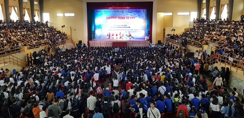 Hơn 4.000 học sinh Huế đi nghe tư vấn tuyển sinh hướng nghiệp - Ảnh 7. Hơn 4.000 học sinh Huế đi nghe tư vấn tuyển sinh hướng nghiệp - Ảnh 7.
