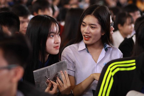 Học sinh Huế hỏi ngành nào nhiều cơ hội việc làm, nhiều học bổng - Ảnh 3. Học sinh Huế hỏi ngành nào nhiều cơ hội việc làm, nhiều học bổng - Ảnh 3.