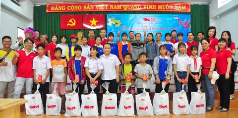 Công đoàn báo Tuổi Trẻ trao 124 suất quà tết đến học trò nghèo - Ảnh 1. Công đoàn báo Tuổi Trẻ trao 124 suất quà tết đến học trò nghèo - Ảnh 1.