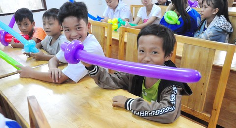 Công đoàn báo Tuổi Trẻ trao 124 suất quà tết đến học trò nghèo - Ảnh 3. Công đoàn báo Tuổi Trẻ trao 124 suất quà tết đến học trò nghèo - Ảnh 3.
