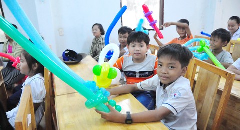 Công đoàn báo Tuổi Trẻ trao 124 suất quà tết đến học trò nghèo - Ảnh 4. Công đoàn báo Tuổi Trẻ trao 124 suất quà tết đến học trò nghèo - Ảnh 4.