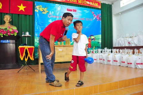 Công đoàn báo Tuổi Trẻ trao 124 suất quà tết đến học trò nghèo - Ảnh 6. Công đoàn báo Tuổi Trẻ trao 124 suất quà tết đến học trò nghèo - Ảnh 6.