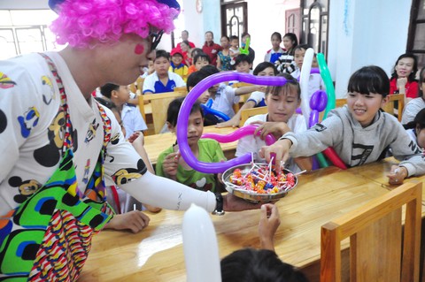 Công đoàn báo Tuổi Trẻ trao 124 suất quà tết đến học trò nghèo - Ảnh 7. Công đoàn báo Tuổi Trẻ trao 124 suất quà tết đến học trò nghèo - Ảnh 7.