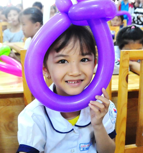 Công đoàn báo Tuổi Trẻ trao 124 suất quà tết đến học trò nghèo - Ảnh 2. Công đoàn báo Tuổi Trẻ trao 124 suất quà tết đến học trò nghèo - Ảnh 2.