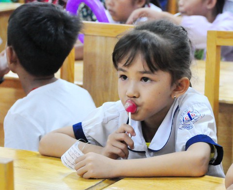 Công đoàn báo Tuổi Trẻ trao 124 suất quà tết đến học trò nghèo - Ảnh 8. Công đoàn báo Tuổi Trẻ trao 124 suất quà tết đến học trò nghèo - Ảnh 8.