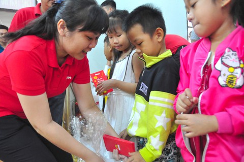 Công đoàn báo Tuổi Trẻ trao 124 suất quà tết đến học trò nghèo - Ảnh 9. Công đoàn báo Tuổi Trẻ trao 124 suất quà tết đến học trò nghèo - Ảnh 9.