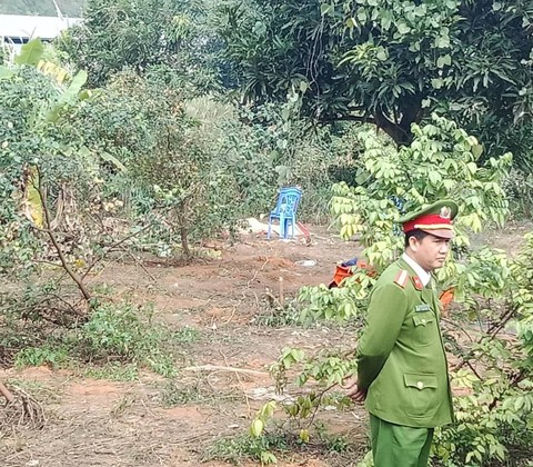 Làm rõ việc một người chết sau vườn nhà khi bị kiểm tra pháo nổ - Ảnh 1. Làm rõ việc một người chết sau vườn nhà khi bị kiểm tra pháo nổ - Ảnh 1.