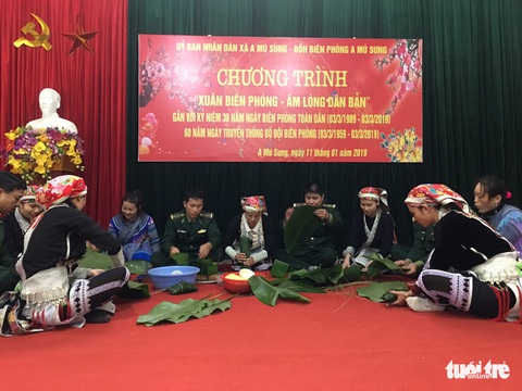 Bộ đội ăn tết sớm cùng bà con dân bản - Ảnh 2. Bộ đội ăn tết sớm cùng bà con dân bản - Ảnh 2.