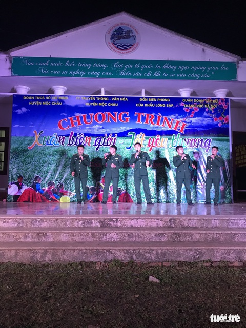 Bộ đội ăn tết sớm cùng bà con dân bản - Ảnh 4. Bộ đội ăn tết sớm cùng bà con dân bản - Ảnh 4.