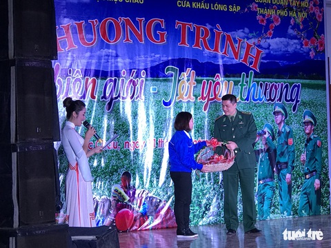 Bộ đội ăn tết sớm cùng bà con dân bản - Ảnh 5. Bộ đội ăn tết sớm cùng bà con dân bản - Ảnh 5.