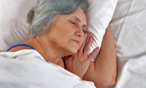 Ngủ không sâu giấc - dấu hiệu sớm của chứng Alzheimer - Ảnh 1. Ngủ không sâu giấc - dấu hiệu sớm của chứng Alzheimer - Ảnh 1.