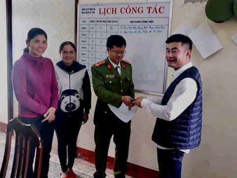 Nhặt được hơn 40 triệu đồng, hai chị em bán hàng rong trả lại - Ảnh 1. Nhặt được hơn 40 triệu đồng, hai chị em bán hàng rong trả lại - Ảnh 1.