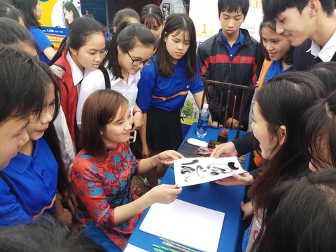 Học sinh Huế hỏi ngành nào nhiều cơ hội việc làm, nhiều học bổng - Ảnh 6. Học sinh Huế hỏi ngành nào nhiều cơ hội việc làm, nhiều học bổng - Ảnh 6.