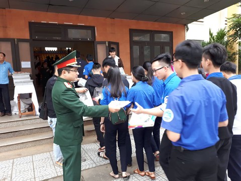Học sinh Huế hỏi ngành nào nhiều cơ hội việc làm, nhiều học bổng - Ảnh 4. Học sinh Huế hỏi ngành nào nhiều cơ hội việc làm, nhiều học bổng - Ảnh 4.