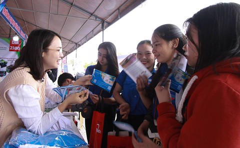 Học sinh Huế hỏi ngành nào nhiều cơ hội việc làm, nhiều học bổng - Ảnh 5. Học sinh Huế hỏi ngành nào nhiều cơ hội việc làm, nhiều học bổng - Ảnh 5.