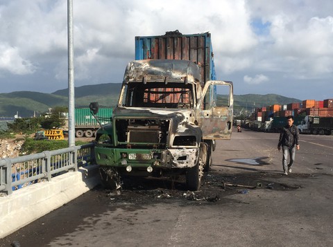 Bình Định: Xe container đang chạy thì cháy rụi đầu máy - Ảnh 1.