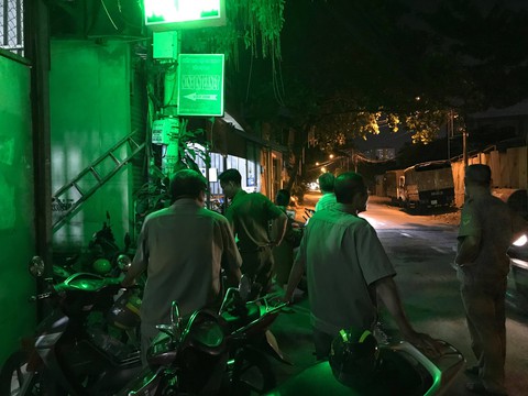 Nhậu đêm phòng trọ, 4 thanh niên bị nhóm người lạ chém gục - Ảnh 1. Nhậu đêm phòng trọ, 4 thanh niên bị nhóm người lạ chém gục - Ảnh 1.