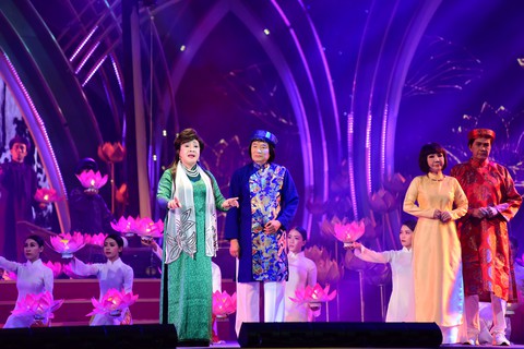 Xuống phố đi bộ mừng 100 năm sân khấu cải lương - Ảnh 6. Xuống phố đi bộ mừng 100 năm sân khấu cải lương - Ảnh 6.