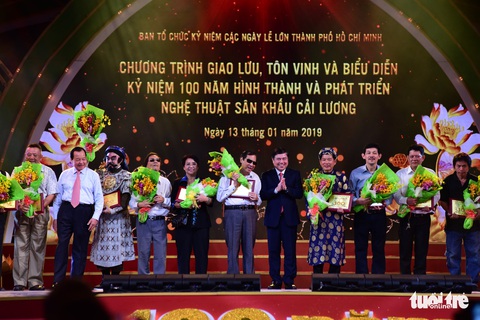 Xuống phố đi bộ mừng 100 năm sân khấu cải lương - Ảnh 4. Xuống phố đi bộ mừng 100 năm sân khấu cải lương - Ảnh 4.