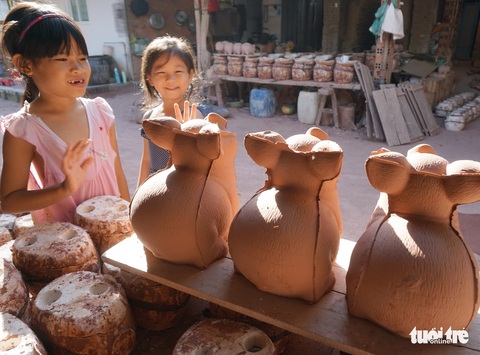 Ngạc nhiên với nghề làm heo đất cho mùa Tết Nguyên đán - Ảnh 7. Ngạc nhiên với nghề làm heo đất cho mùa Tết Nguyên đán - Ảnh 7.