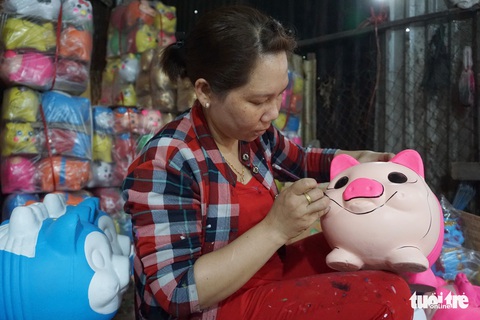 Ngạc nhiên với nghề làm heo đất cho mùa Tết Nguyên đán - Ảnh 10. Ngạc nhiên với nghề làm heo đất cho mùa Tết Nguyên đán - Ảnh 10.