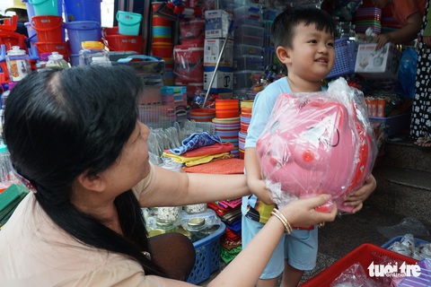 Ngạc nhiên với nghề làm heo đất cho mùa Tết Nguyên đán - Ảnh 13. Ngạc nhiên với nghề làm heo đất cho mùa Tết Nguyên đán - Ảnh 13.