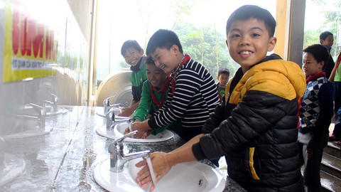 Chương trình Sẻ chia nước sạch: Nước sạch về trường - Ảnh 1. Chương trình Sẻ chia nước sạch: Nước sạch về trường - Ảnh 1.