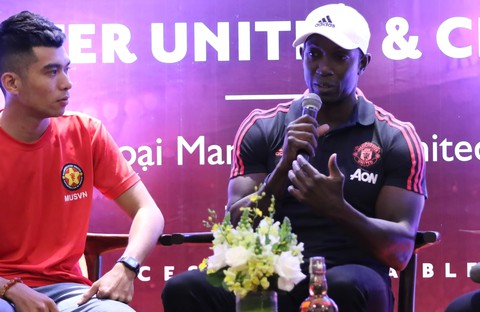 Dwight Yorke khuyên cầu thủ Việt Nam ra nước ngoài chơi bóng - Ảnh 1. Dwight Yorke khuyên cầu thủ Việt Nam ra nước ngoài chơi bóng - Ảnh 1.