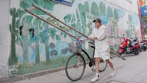 Người họa sĩ già và những bức tường cũ của Sài Gòn - Ảnh 1. Người họa sĩ già và những bức tường cũ của Sài Gòn - Ảnh 1.