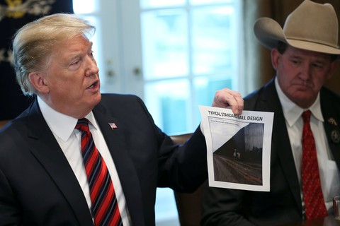 Chính phủ đóng cửa lâu kỷ lục, dân Mỹ đổ thừa ông Trump - Ảnh 1. Chính phủ đóng cửa lâu kỷ lục, dân Mỹ đổ thừa ông Trump - Ảnh 1.