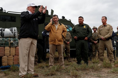 Chính phủ đóng cửa lâu kỷ lục, dân Mỹ đổ thừa ông Trump - Ảnh 2. Chính phủ đóng cửa lâu kỷ lục, dân Mỹ đổ thừa ông Trump - Ảnh 2.