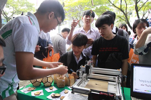 Sôi nổi ngày hội tư vấn tuyển sinh - hướng nghiệp 2019 tại Đà Nẵng - Ảnh 8. Sôi nổi ngày hội tư vấn tuyển sinh - hướng nghiệp 2019 tại Đà Nẵng - Ảnh 8.