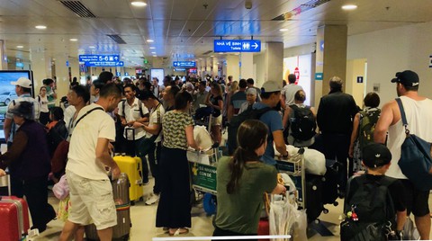 Khuyến cáo hành khách không bịt mặt, đeo kính đen ở sân bay - Ảnh 1. Khuyến cáo hành khách không bịt mặt, đeo kính đen ở sân bay - Ảnh 1.
