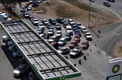 Lạ lùng chuyện xếp hàng mua xăng đến tận đêm ở Mexico - Ảnh 4. Lạ lùng chuyện xếp hàng mua xăng đến tận đêm ở Mexico - Ảnh 4.