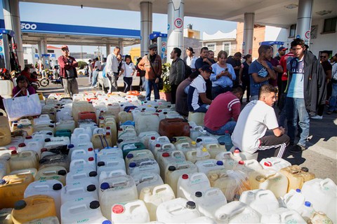 Lạ lùng chuyện xếp hàng mua xăng đến tận đêm ở Mexico - Ảnh 2. Lạ lùng chuyện xếp hàng mua xăng đến tận đêm ở Mexico - Ảnh 2.