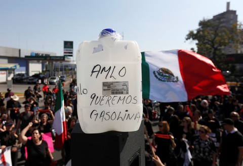 Lạ lùng chuyện xếp hàng mua xăng đến tận đêm ở Mexico - Ảnh 1. Lạ lùng chuyện xếp hàng mua xăng đến tận đêm ở Mexico - Ảnh 1.