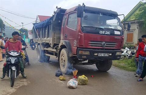 Xe tải cán chết bé gái chạy ra cổng trường trong giờ ra chơi - Ảnh 1. Xe tải cán chết bé gái chạy ra cổng trường trong giờ ra chơi - Ảnh 1.