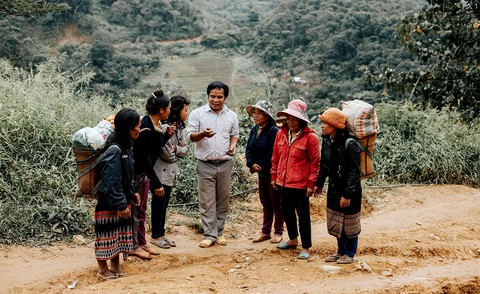Thầy giáo hiến đất xây làng, trồng cây làm kinh tế - Ảnh 1. Thầy giáo hiến đất xây làng, trồng cây làm kinh tế - Ảnh 1.