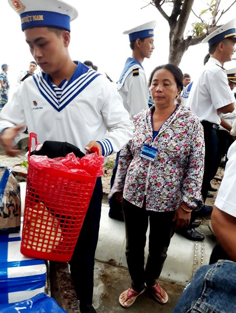 Đưa thân nhân lính đảo ra Trường Sa - Kỳ 2: Phút giây trùng phùng - Ảnh 1.
