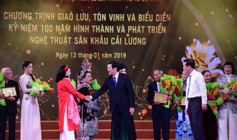 Xuống phố đi bộ mừng 100 năm sân khấu cải lương - Ảnh 2. Xuống phố đi bộ mừng 100 năm sân khấu cải lương - Ảnh 2.